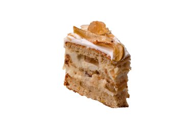 Beyaz arka planda kremalı, armutlu ve dorblu peynirli tatlı pasta.