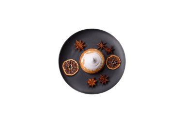 Kremalı tatlı limonlu tart ve beyaz arka planda lezzet