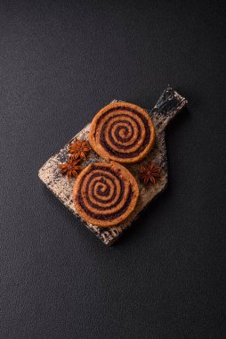 Baharatlı taze tarçınlı rulo ve siyah arka planda kakao. Cinnabon çörekleri. İsveç kahvaltısı.