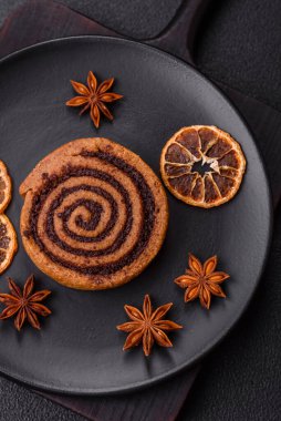 Baharatlı taze tarçınlı rulo ve siyah arka planda kakao. Cinnabon çörekleri. İsveç kahvaltısı.