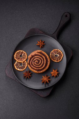 Baharatlı taze tarçınlı rulo ve siyah arka planda kakao. Cinnabon çörekleri. İsveç kahvaltısı.