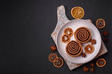 Baharatlı taze tarçınlı rulo ve siyah arka planda kakao. Cinnabon çörekleri. İsveç kahvaltısı.