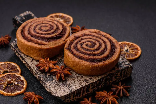 Baharatlı taze tarçınlı rulo ve siyah arka planda kakao. Cinnabon çörekleri. İsveç kahvaltısı.