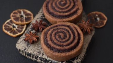 Baharatlı taze tarçınlı rulo ve siyah arka planda kakao. Cinnabon çörekleri. İsveç kahvaltısı.