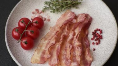 Pastırma dilimlenmiş, tuzlu ve baharatlı, koyu beton bir arka planda.