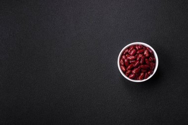 Lezzetli, besleyici kırmızı fasulyeler, yüksek kalorili kahvaltı ilavesi olarak tuz ve baharatlar.