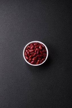 Lezzetli, besleyici kırmızı fasulyeler, yüksek kalorili kahvaltı ilavesi olarak tuz ve baharatlar.