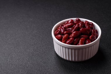 Lezzetli, besleyici kırmızı fasulyeler, yüksek kalorili kahvaltı ilavesi olarak tuz ve baharatlar.