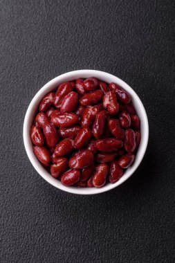Lezzetli, besleyici kırmızı fasulyeler, yüksek kalorili kahvaltı ilavesi olarak tuz ve baharatlar.