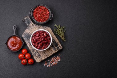 Lezzetli, besleyici kırmızı fasulyeler, yüksek kalorili kahvaltı ilavesi olarak tuz ve baharatlar.