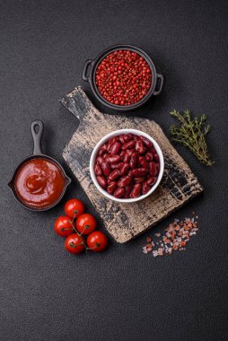 Lezzetli, besleyici kırmızı fasulyeler, yüksek kalorili kahvaltı ilavesi olarak tuz ve baharatlar.