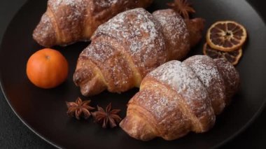 İçi çikolata dolu taze, çıtır çıtır tatlı kruvasan.