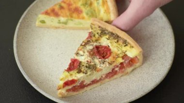 Brokolili, peynirli, tavuklu, baharatlı ve otlu nefis kiş.