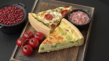 Brokolili, peynirli, tavuklu, baharatlı ve otlu nefis kiş.