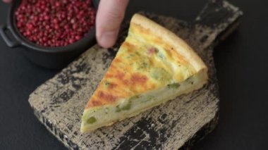 Brokolili, peynirli, tavuklu, baharatlı ve otlu nefis kiş.