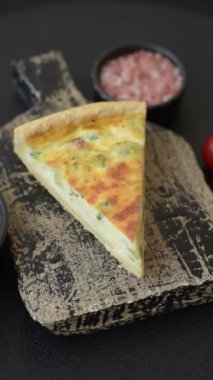 Brokolili, peynirli, tavuklu, baharatlı ve otlu nefis kiş.