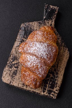 İçi çikolata dolu taze, çıtır çıtır tatlı kruvasan.