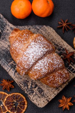 İçi çikolata dolu taze, çıtır çıtır tatlı kruvasan.