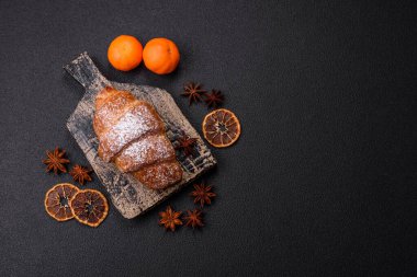 İçi çikolata dolu taze, çıtır çıtır tatlı kruvasan.