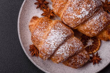 İçi çikolata dolu taze, çıtır çıtır tatlı kruvasan.