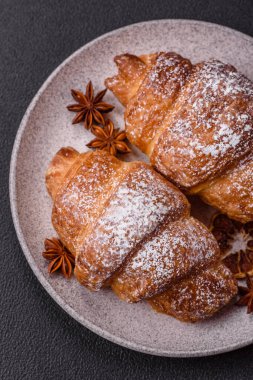 İçi çikolata dolu taze, çıtır çıtır tatlı kruvasan.