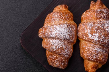 İçi çikolata dolu taze, çıtır çıtır tatlı kruvasan.