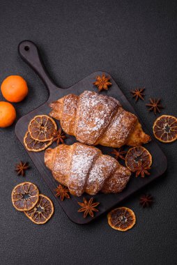 İçi çikolata dolu taze, çıtır çıtır tatlı kruvasan.