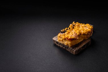 Dondurma, et, erimiş peynir, mısır, tuz, baharat ve otlu sandviç.