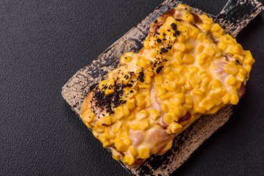 Dondurma, et, erimiş peynir, mısır, tuz, baharat ve otlu sandviç.