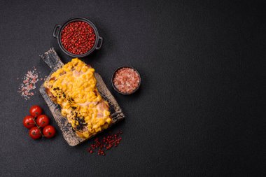 Dondurma, et, erimiş peynir, mısır, tuz, baharat ve otlu sandviç.