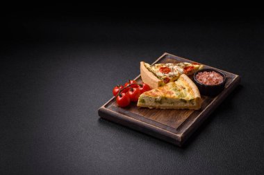 Brokolili, peynirli, tavuklu, baharatlı ve otlu nefis kiş.