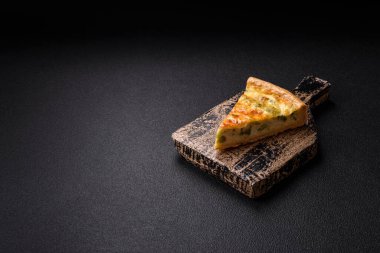 Brokolili, peynirli, tavuklu, baharatlı ve otlu nefis kiş.