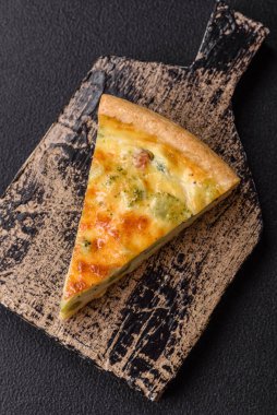 Brokolili, peynirli, tavuklu, baharatlı ve otlu nefis kiş.