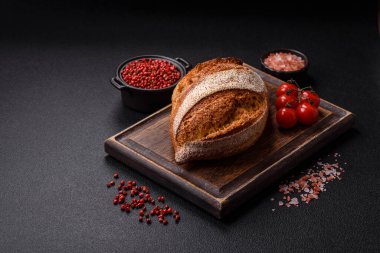 Koyu beton arka planda ev yapımı taze çıtır ekmek.