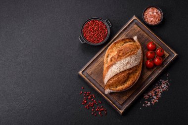 Koyu beton arka planda ev yapımı taze çıtır ekmek.