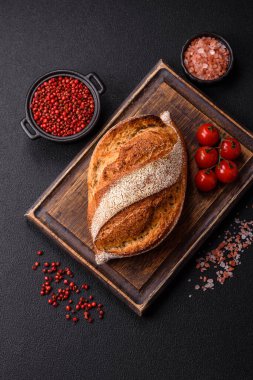 Koyu beton arka planda ev yapımı taze çıtır ekmek.