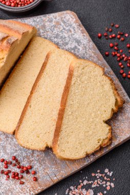 Koyu beton arka planda ev yapımı taze çıtır ekmek.