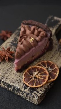 Çilek aromalı mascarpone peynirli bir parça tatlı cheesecake. Koyu beton arka planda çikolata ile kaplanmış.