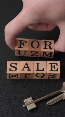 Emlak satışında kullanılan tahta küplerle birlikte satışa sunulan yazı.