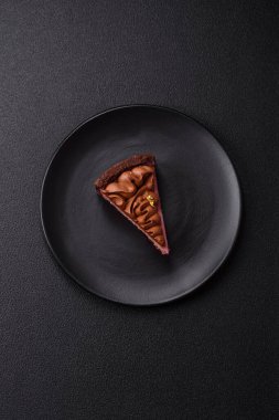 Çilek aromalı mascarpone peynirli bir parça tatlı cheesecake. Koyu beton arka planda çikolata ile kaplanmış.