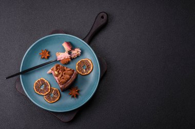 Çilek aromalı mascarpone peynirli bir parça tatlı cheesecake. Koyu beton arka planda çikolata ile kaplanmış.