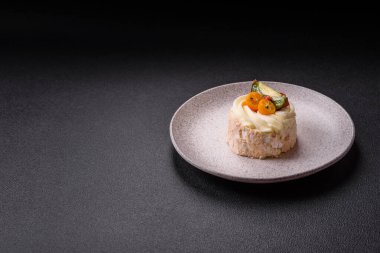 Turunçgil, kivi ve nar tohumlu, koyu beton arkaplanda bir parça tatlı krema.