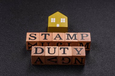 Düz arkaplandaki tahta küplerden yapılmış 