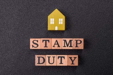 Düz arkaplandaki tahta küplerden yapılmış 