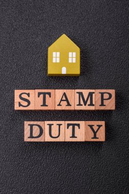 Düz arkaplandaki tahta küplerden yapılmış 