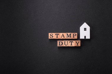 Düz arkaplandaki tahta küplerden yapılmış 