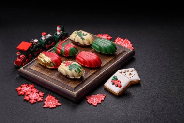 Noel tarzında renkli çikolatayla kaplanmış tatlı sünger kurabiyeleri.