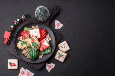 Noel tarzında renkli çikolatayla kaplanmış tatlı sünger kurabiyeleri.