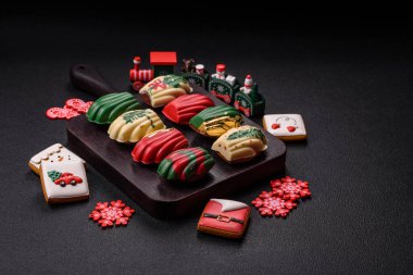 Noel tarzında renkli çikolatayla kaplanmış tatlı sünger kurabiyeleri.