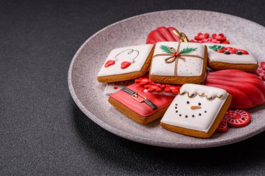 Noel tarzında renkli çikolatayla kaplanmış tatlı sünger kurabiyeleri.